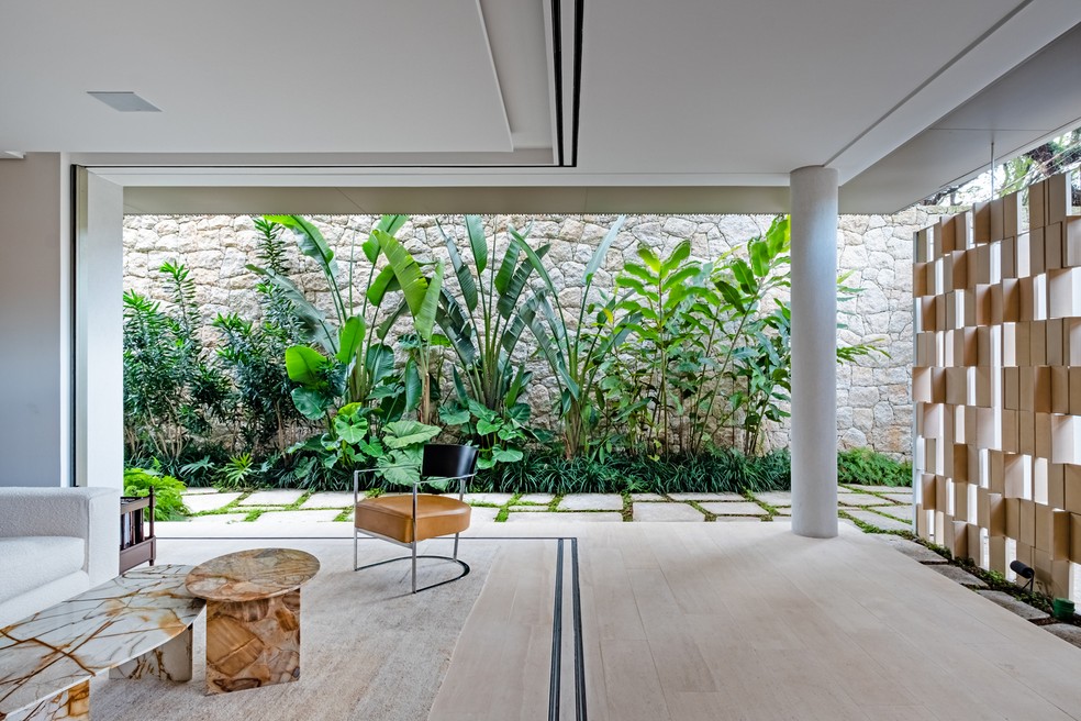 O biombo separa o estar externo do resto do jardim da casa. Projeto da arquiteta Marilia Pellegrini — Foto: Nathalie Artaxo / Divulgação