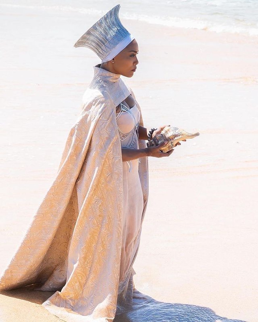 A arquiteta Julia Koerner trabalhou ao lado da figurinista Ruth E. Carter no design das roupas usadas pelas personagens em "Wakanda Forever" e "Pantera Negra", da Marvel — Foto: Marvel / Disney | Instagram / @koernerjulia / Reprodução