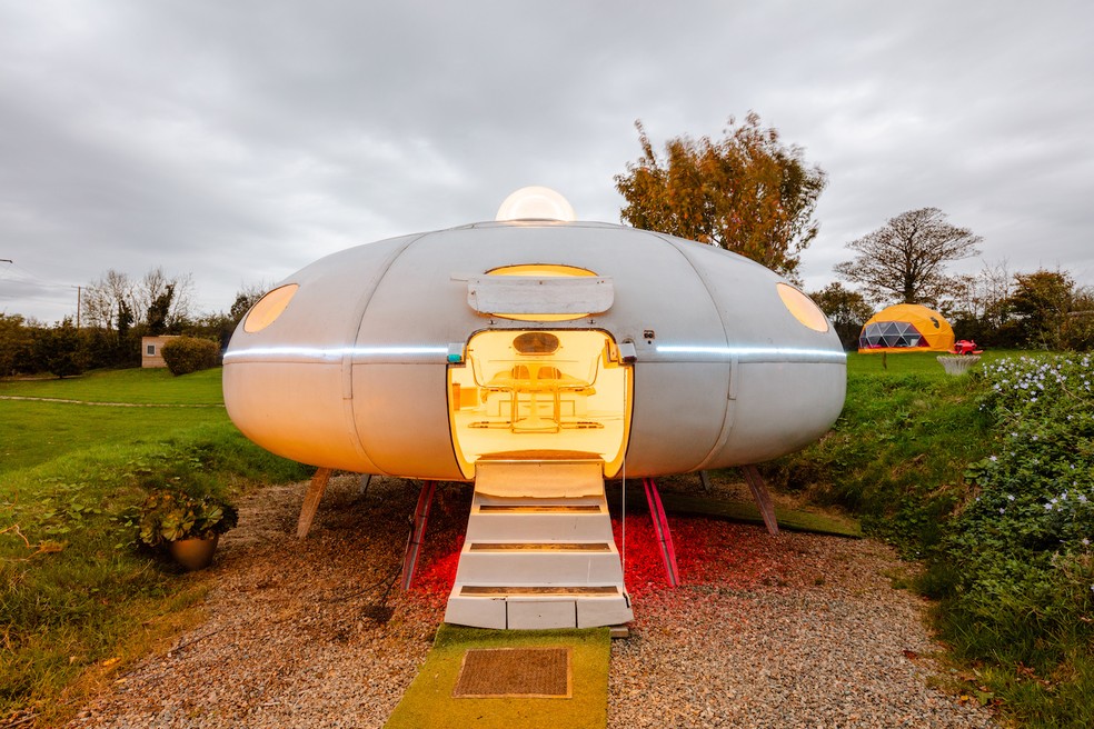 A casa em formato de nave espacial é uma experiência única no Reino Unido — Foto: Airbnb / Divulgação