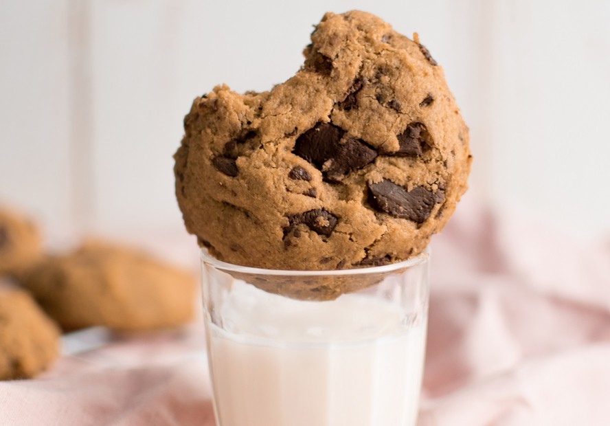 Receita de cookie vegano e sem glúten leva chocolate vegetal e preparo 100% caseiro