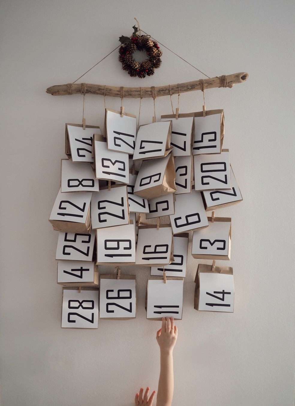O calendário do advento é um enfeite lúdico e super fácil de fazer em casa com envelopes ou sacos de papel — Foto: Unsplash / Dari lli / Creative Commons