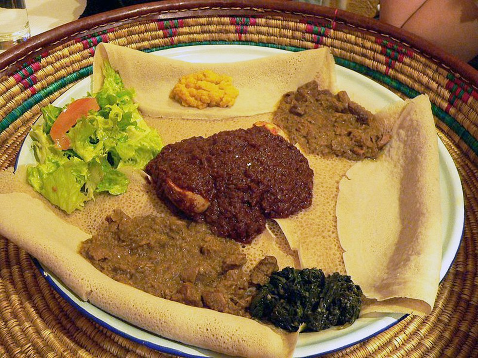 A injera (foto), versão etíope da panqueca, é comumente consumida em eventos comemorativos, em grupos — Foto: Wikipedia / Rama / CreativeCommons