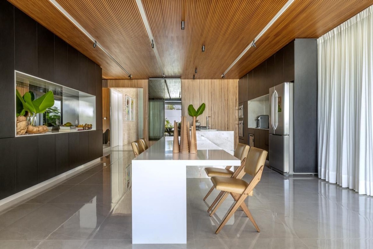 Cozinha dos sonhos é o coração desta casa de 320 m² em Goiás