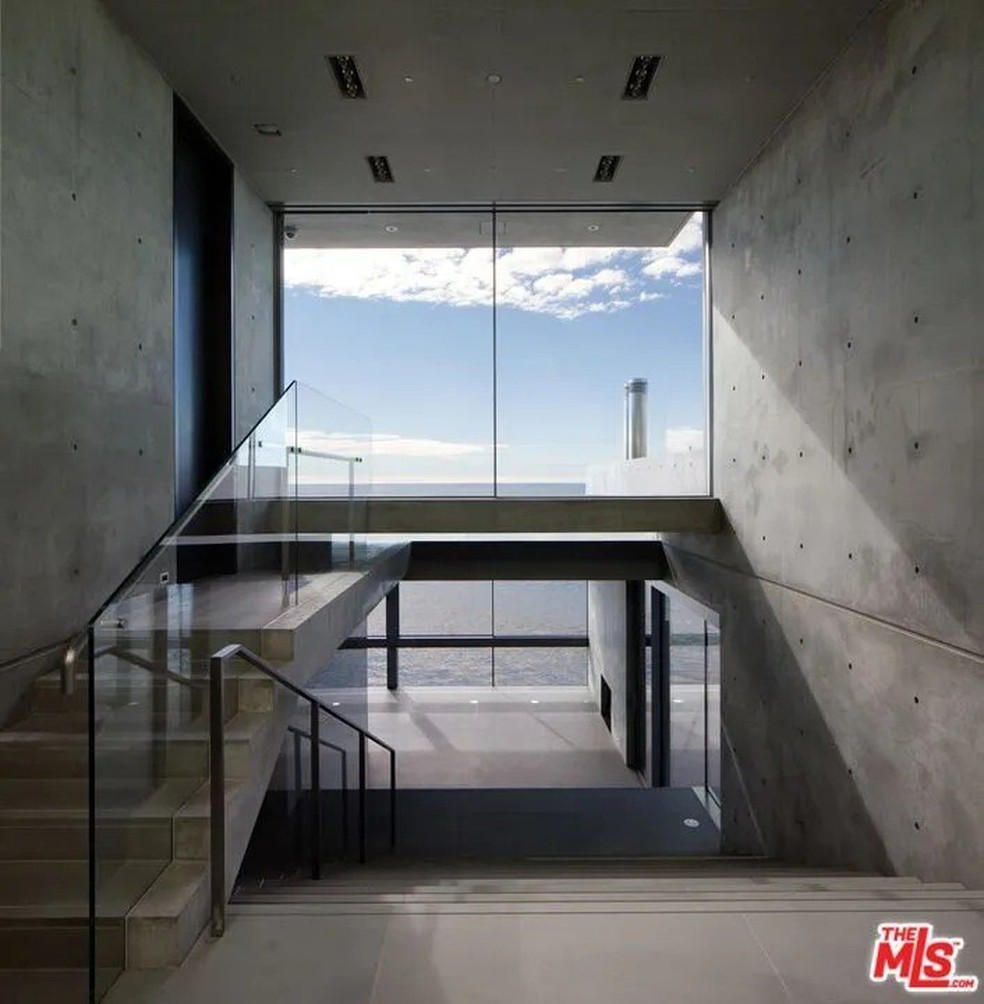 Kanye West consegue vender mansão destruída e mal-acabada em