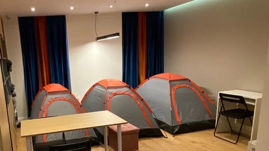 Airbnb que é só uma barraca na sala de alguém custa R$ 510 por noite