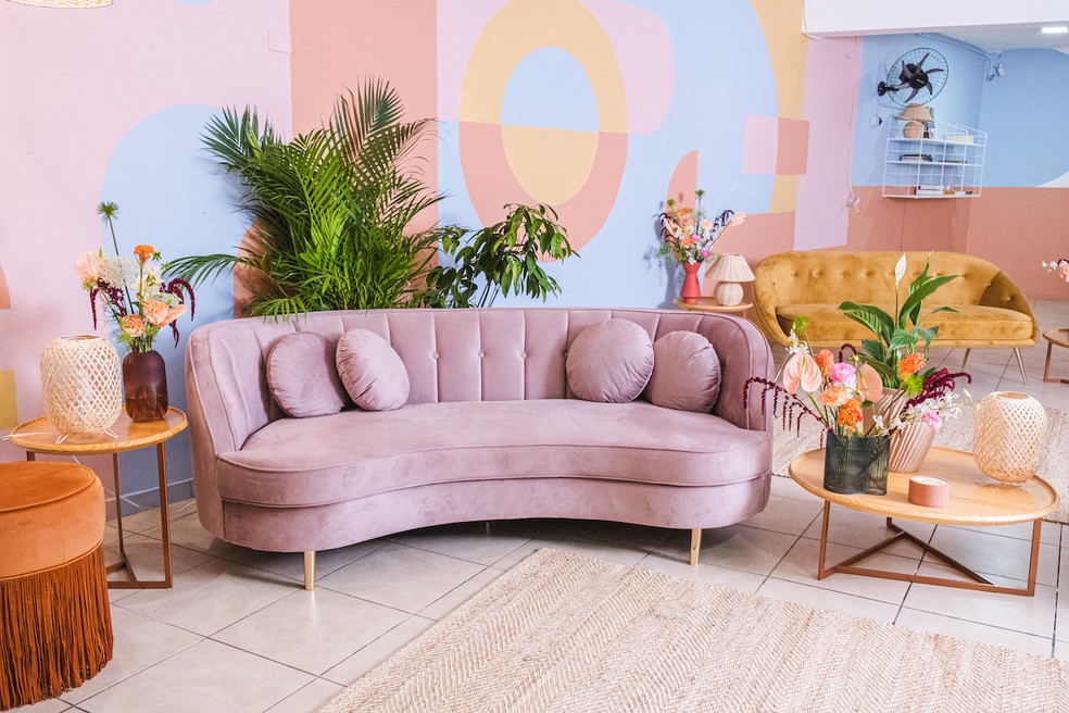 O mix de rosa e azul claro com tons mais quentes deixou os espaços modernos e acolhedores — Foto: Mariana Smania / Divulgação