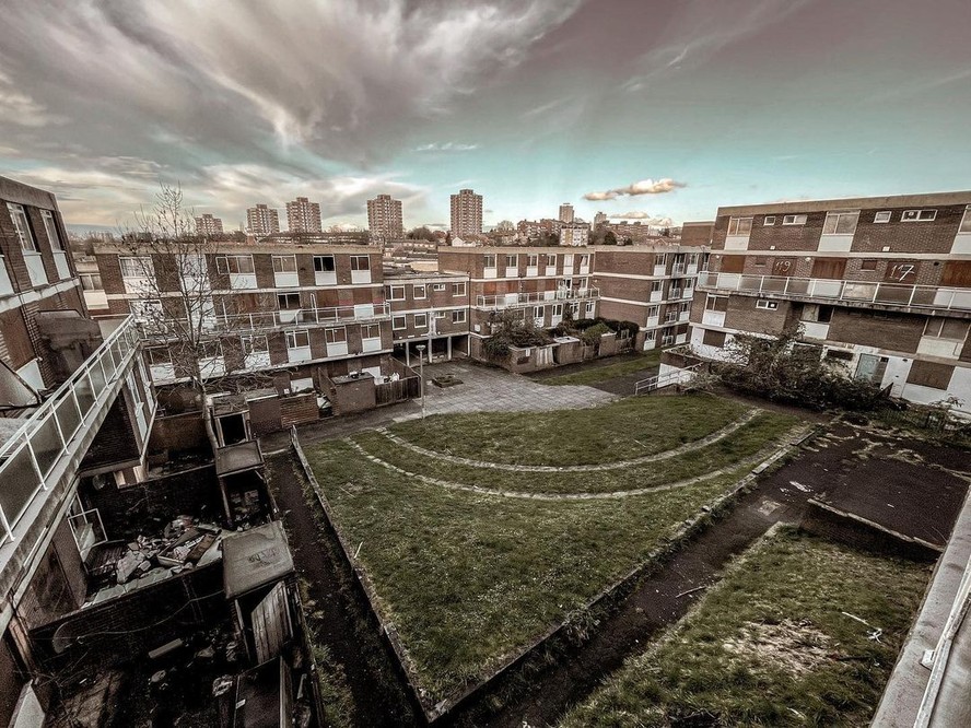 Um conjunto habitacional abandonado em Londres parece uma cena de filme sobre o apocalipse