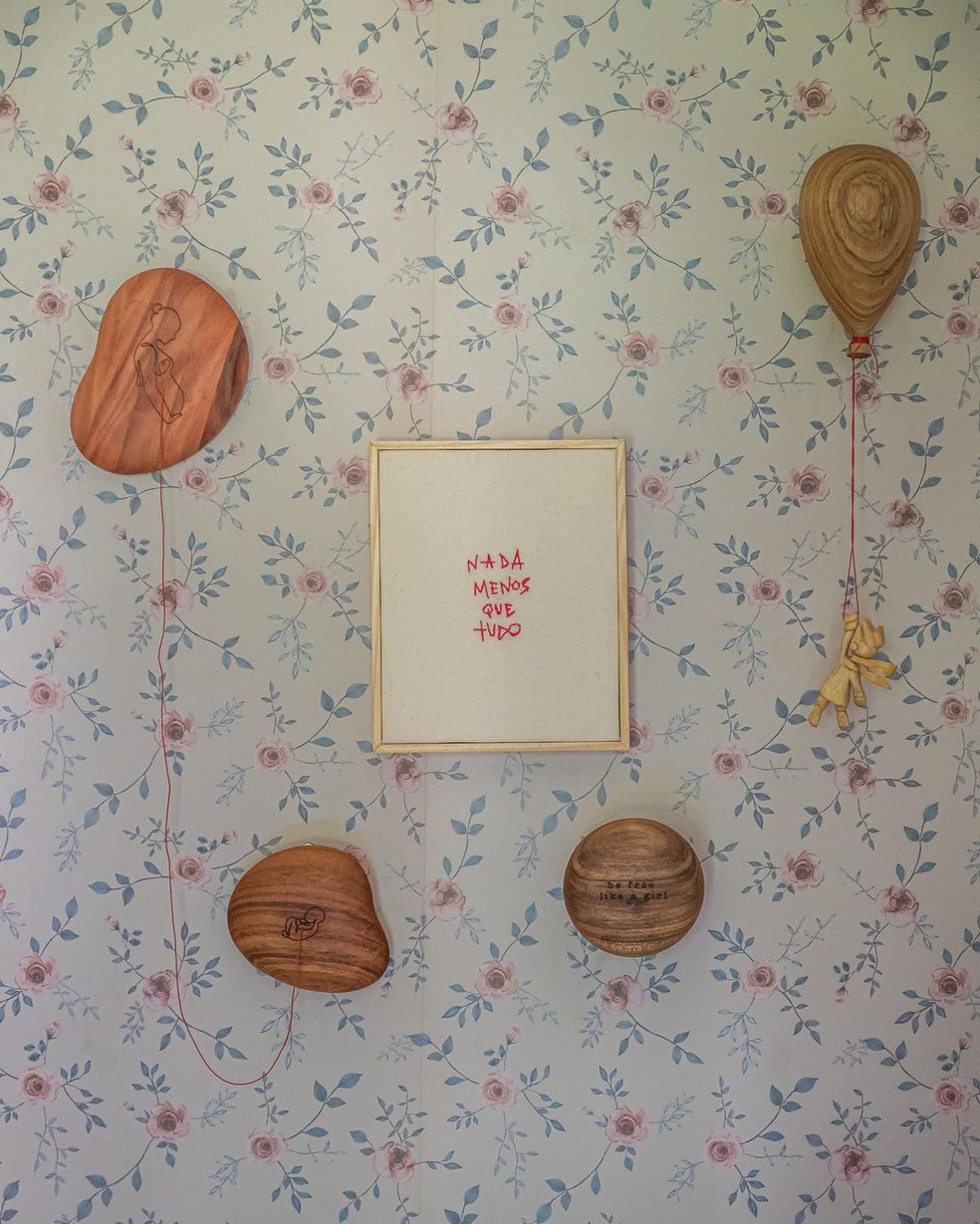 O cômodo tem um papel de parede florido desenvolvido exclusivamente para a filha e um quadro branco — Foto: Instagram / Reprodução