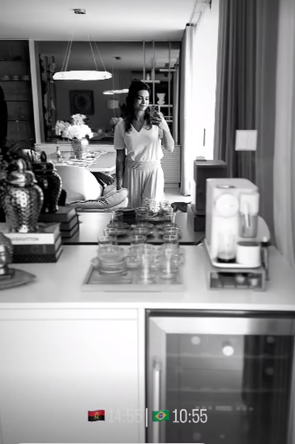 Kelly Key na sala da sua casa em Angola — Foto: Instagram / Reprodução