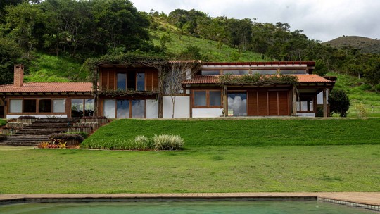 Casa de campo tem estrutura de madeira e vidro que deixa o verde entrar!