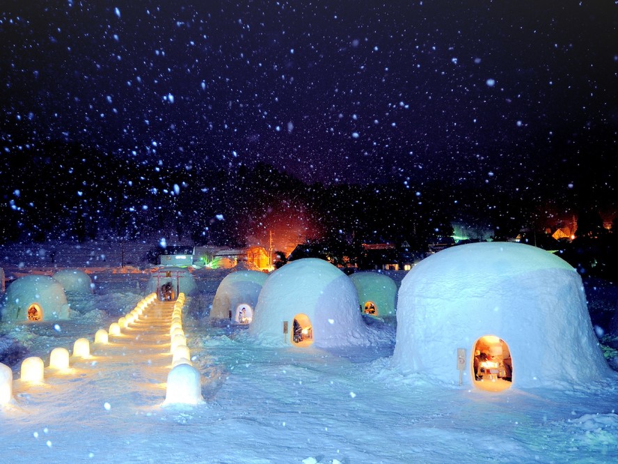 Durante o inverno, os visitantes podem reservar um iglu para apreciar as iguarias locais