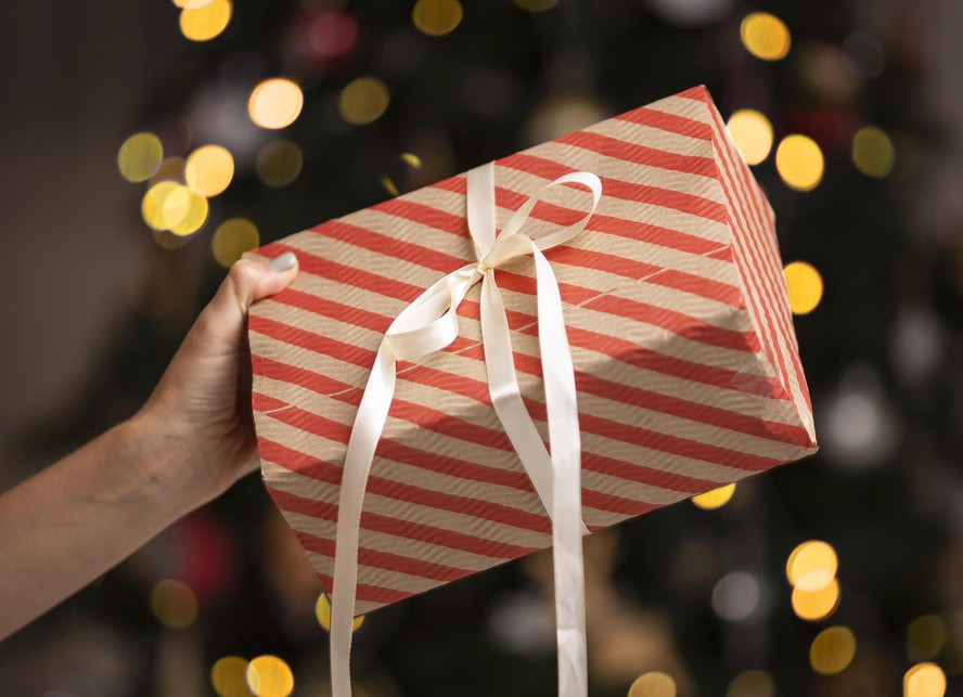 Presentear família e amigos no Natal é uma forma de demonstrar carinho e gratidão. Confira sugestões de presentes!