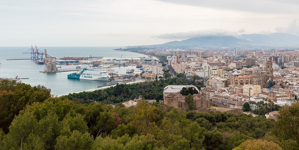 A cidade de M&aacute;laga, na Espanha, foi onde Erling Haaland comprou um dos seus primeiros im&oacute;veis &mdash; Foto: Denis Delso/Wikimedia Commons