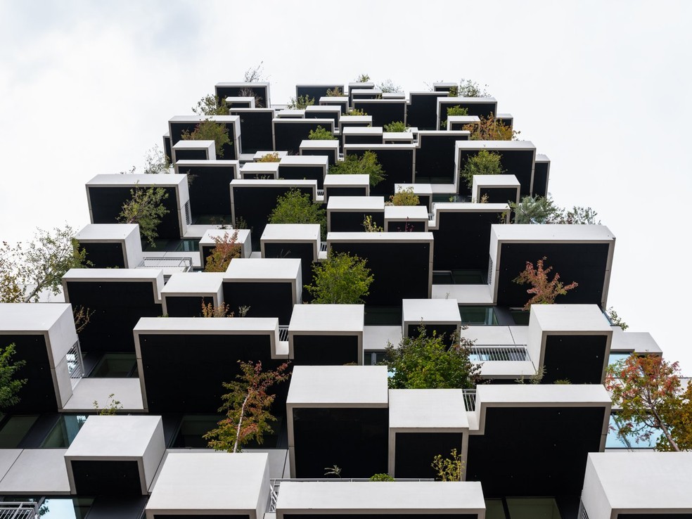 Stefano Boeri defende que as florestas verticais sejam acessíveis a todos, e não somente a bairros ricos e distritos comerciais. Na foto, Trudo Vertical Forest em Eindhoven, na Holanda, a primeira floresta vertical dedicada à habitação social — Foto: Paolo Rosselli / Divulgação