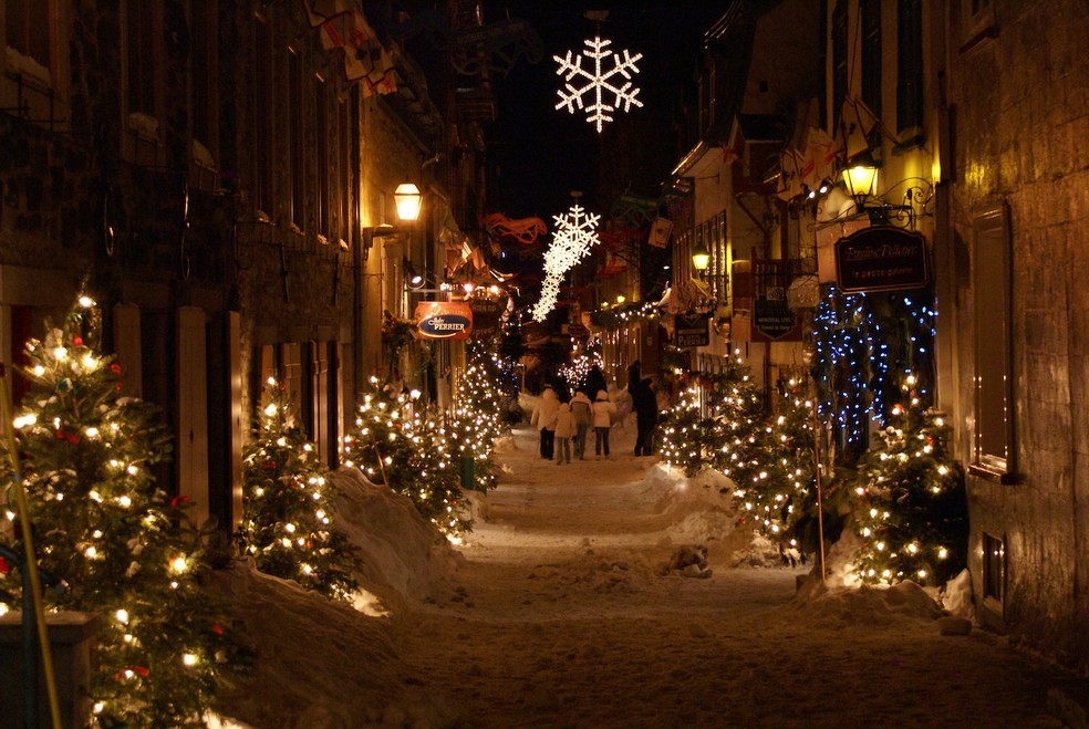 A cidade canadense do Quebec traz ruas cheias de neve e luzes de Natal em dezembro — Foto: Flickr / Paul Falardeau / Creative Commons