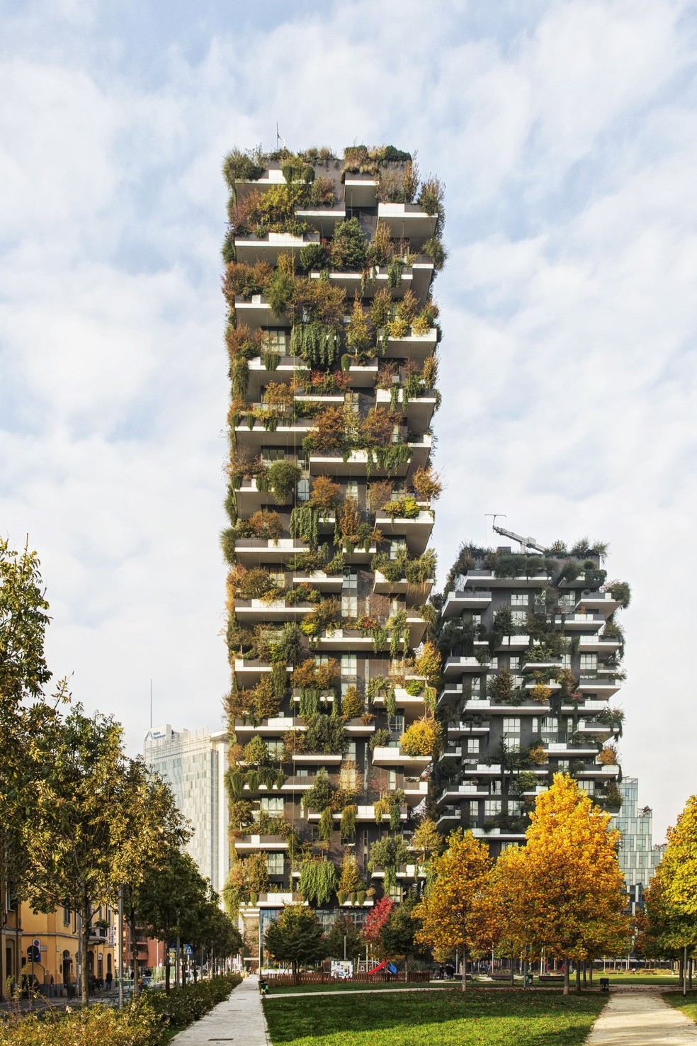 Para Stefano, as florestas verticais podem desempenhar um papel fundamental na reversão da crise climática quando combinadas a políticas sensatas e sistemas tecnológicos sustentáveis. Na foto, o projeto Bosco Verticale — Foto: Giovanni Nardi / Divulgação