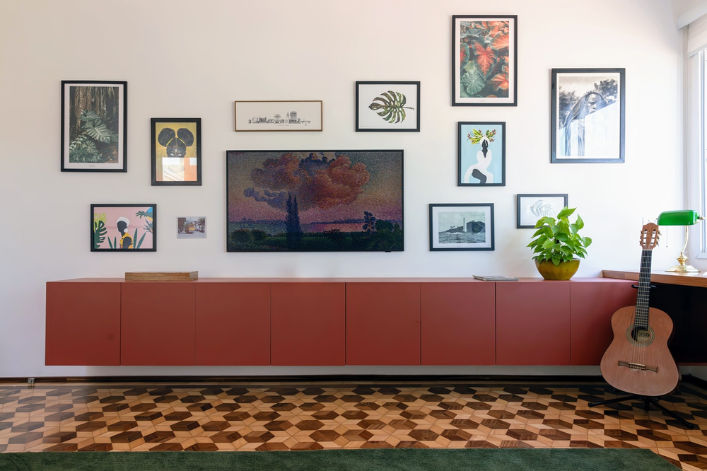Como fazer a TV ficar bonita na sala de estar: dicas + 40 inspirações