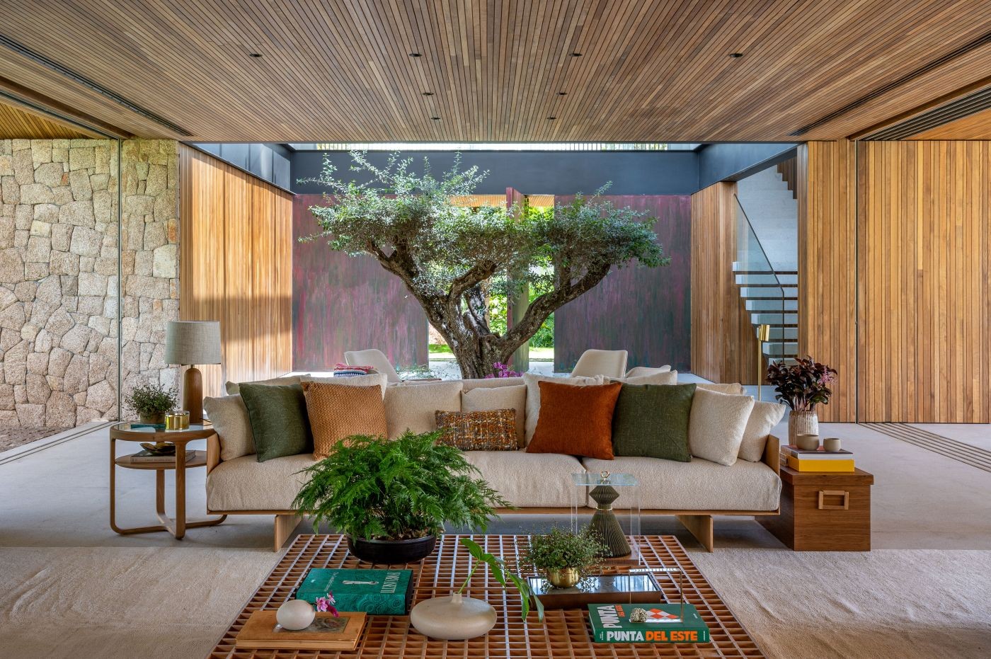 Casa de campo ganha charme com decoração que valoriza a natureza ao redor