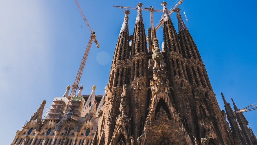 A basílica da Sagrada Família, em Barcelona, na Espanha, está em construção desde 1882