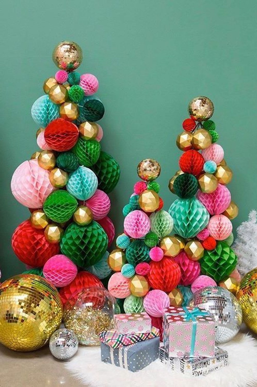 Aa bolas de papel que servem de decoração de festas podem formar lindas árvores — Foto: Pinterest / Reprodução