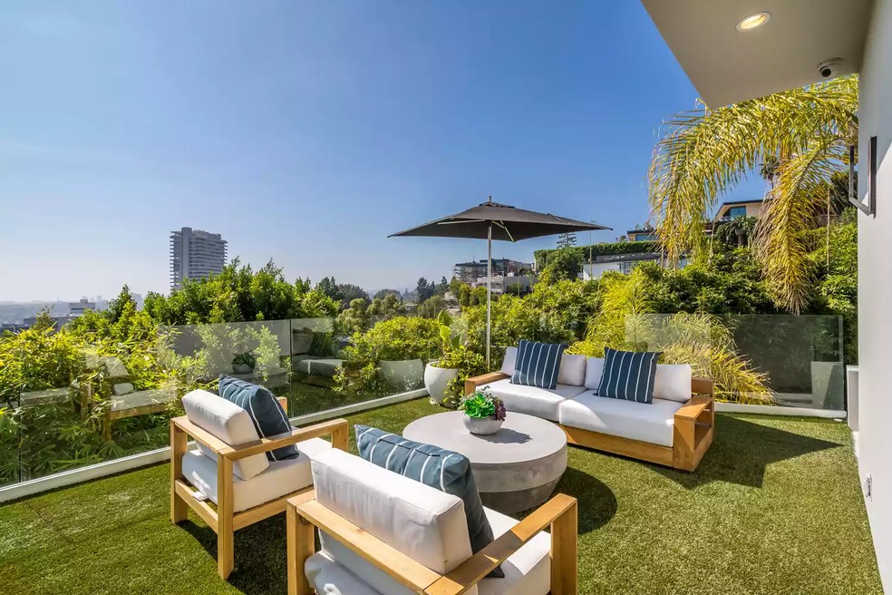 O terraço oferece vistas panorâmicas de Los Angeles, além de poltronas e um sofá para relaxar — Foto: THE OPPENGEIM GROUP / DANIEL DAHLER PHOTOGRAPHY / REPRODUÇÃO