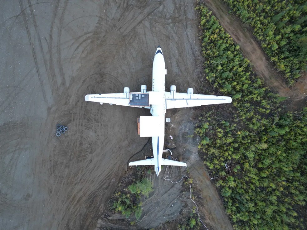 A asa esquerda da aeronave acomoda uma varanda com banheira — Foto: Airbnb / Reprodução