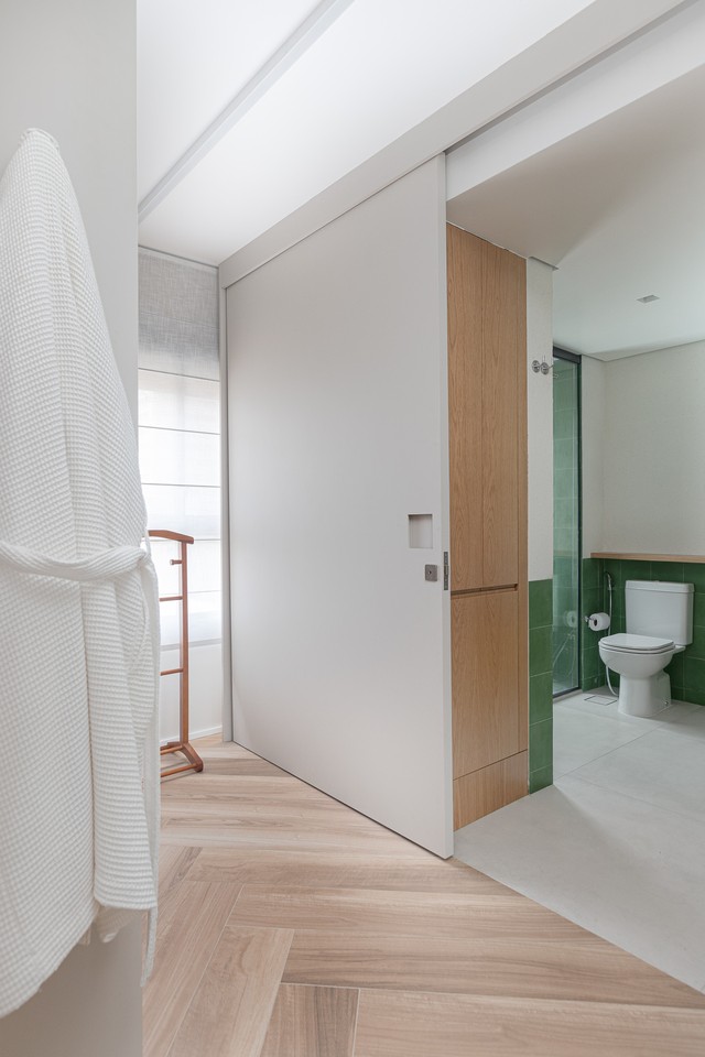 Casa ganha ambientes coloridos repletos de histórias após reforma