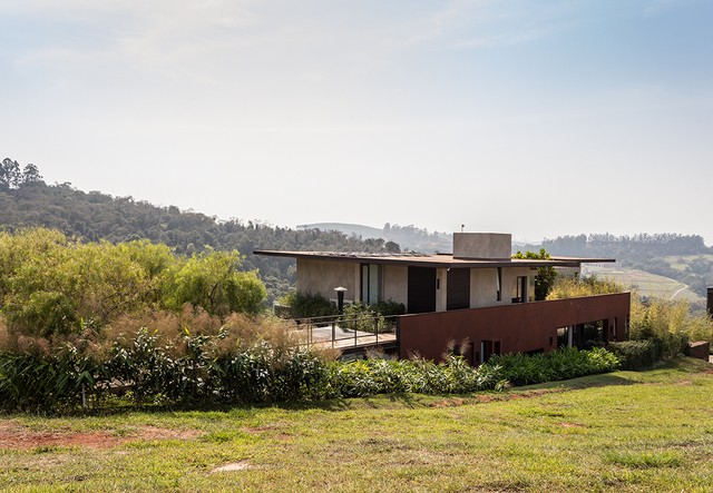 Casa contemporânea é envolvida pela natureza e se integra à paisagem