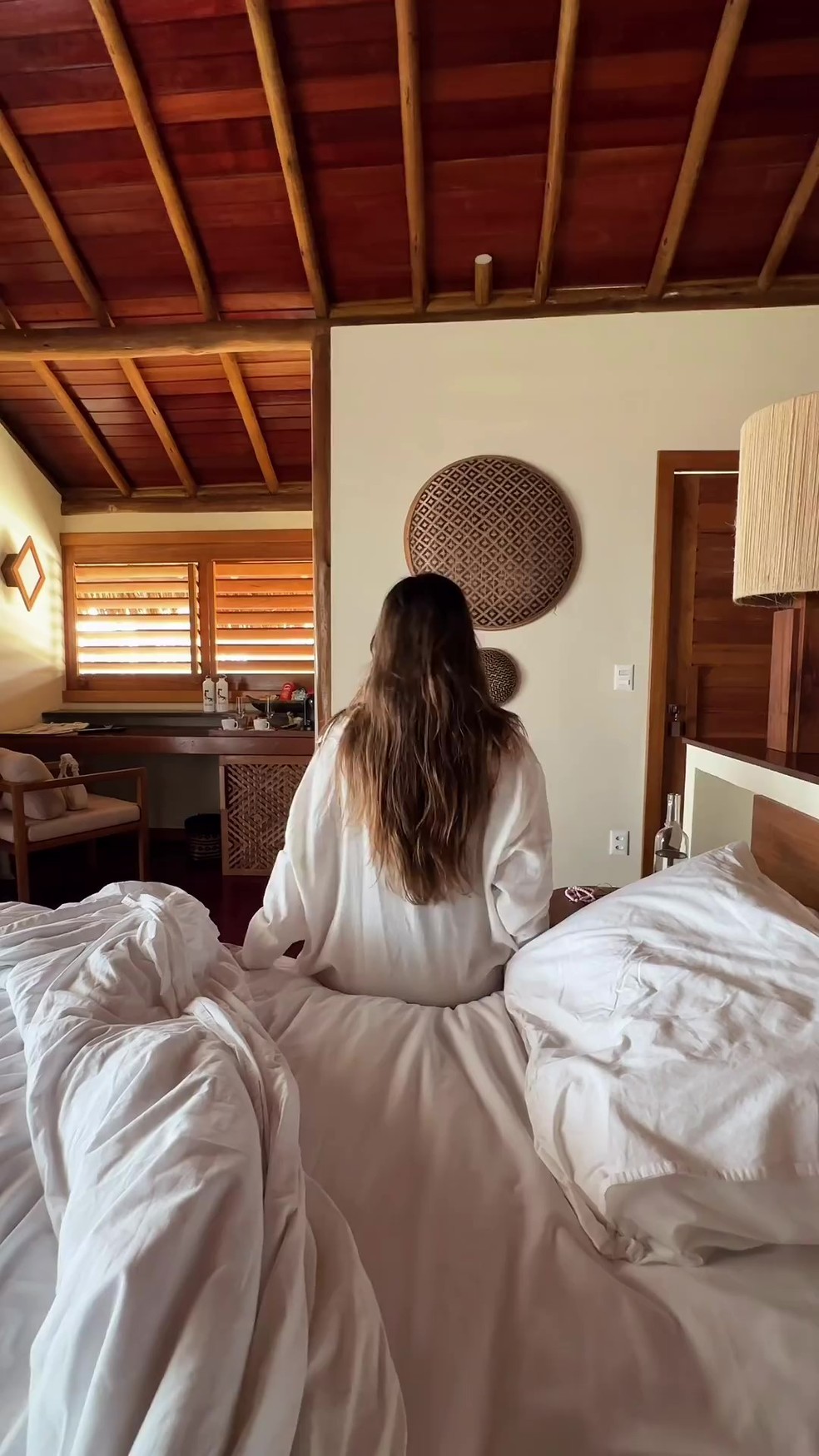 Gabi Luthai no quarto do Hotel Jaguaríndia Village — Foto: Instagram / Reprodução