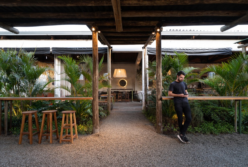 O arquiteto Dado Simch em um dos espaços do food hall — Foto: Roberta Gewehr / Divulgação