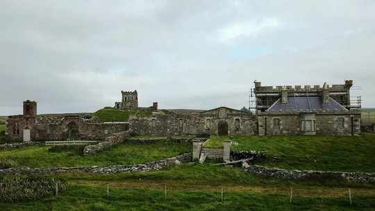 Castelo em ilha remota na Escócia pode ser seu por apenas R$ 189 mil!