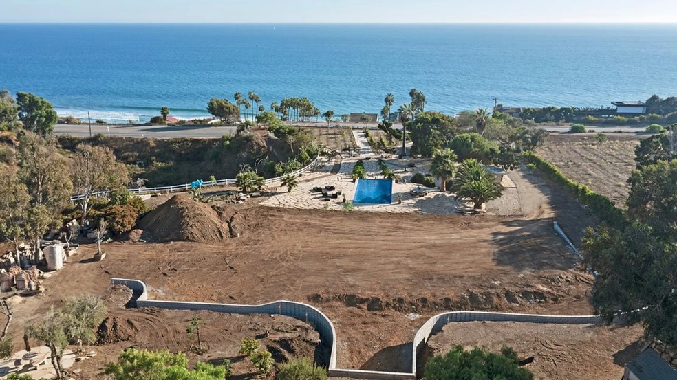 O terreno possui vista para a praia e fica em uma área reservada — Foto: Westside Estate Agency / Reprodução