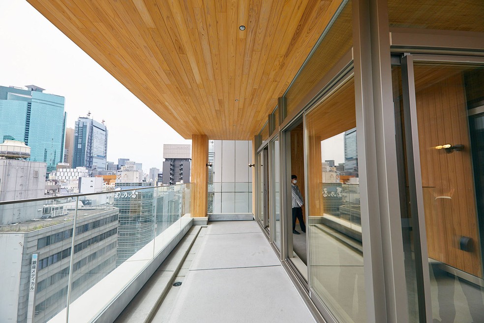 Vista da varanda do nono andar do prédio Takagi, onde funcionarão restaurantes — Foto: Reprodução / Kisa Toyoshima / Time Out