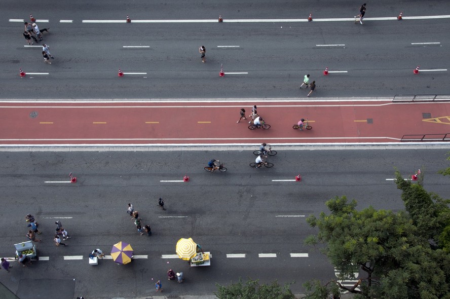 Em São Paulo, a Avenida Paulista fica fechada para carros todos os domingos e feriados com o programa Ruas Abertas, que estimula o uso da cidade pelos pedestres