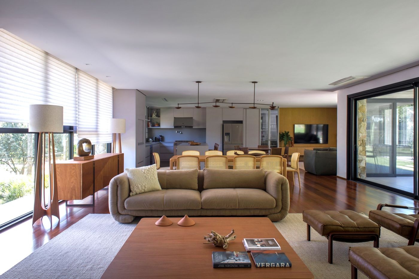 Casa tem decoração minimalista, salas integradas e muita luz natural
