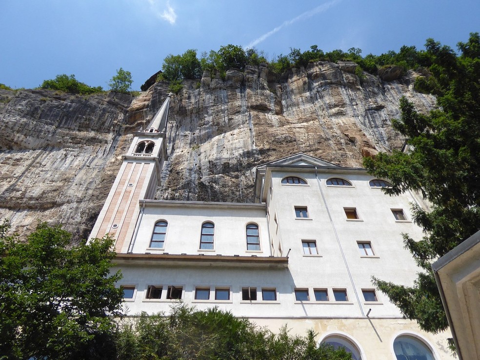 A igreja na encosta da montanha rochosa só pode ser acessada a pé pelos visitantes — Foto: Wikimedia / Syrio / Creative Commons