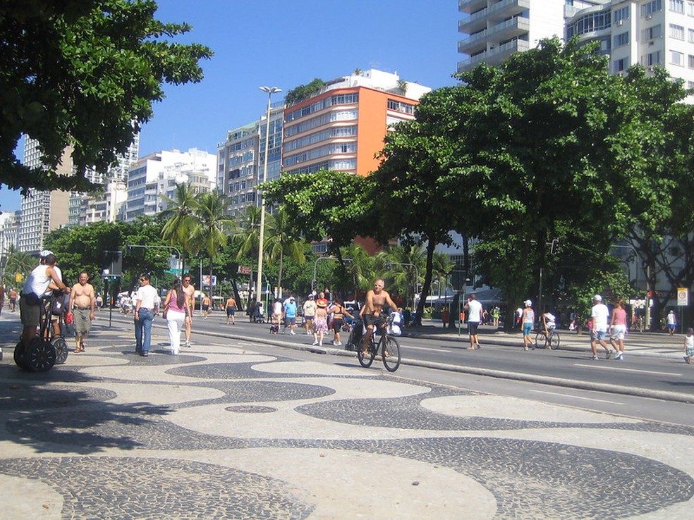 A orla de Copacabana é muito frequentada por turistas e moradores — Foto: celiaguerra2000 / Flickr / Creative Commons