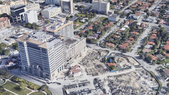 Homem recusa propostas milionárias para deixar sua casa e vive entre edifícios de luxo em Miami