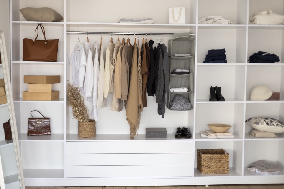 Closet aberto: 6 opções para quem dispensa o guarda-roupa tradicional