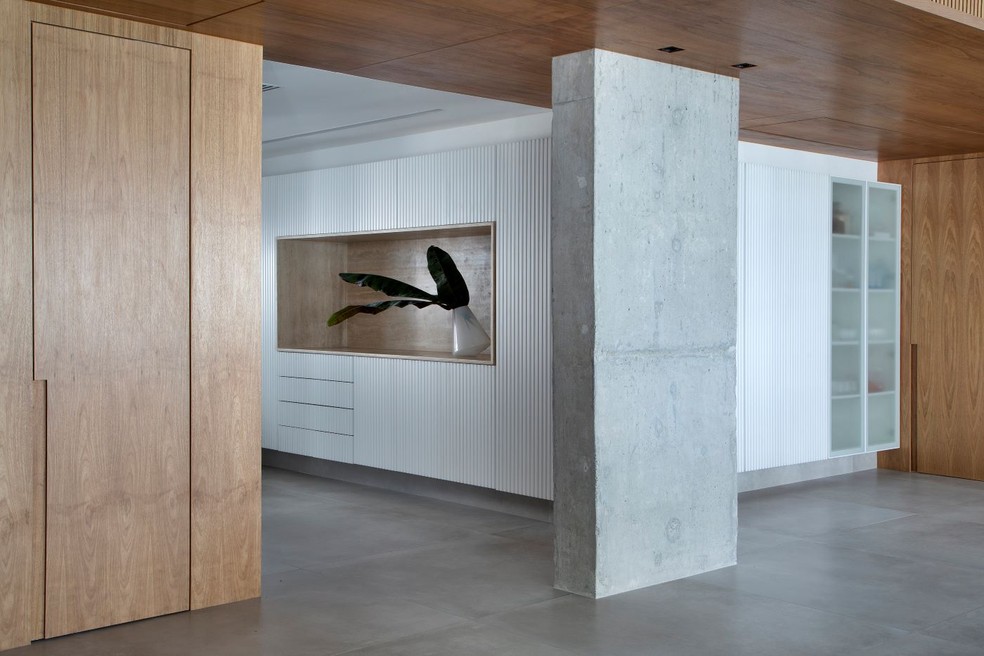 Minimalismo com atmosfera de praia marca apartamento de jovem paulista