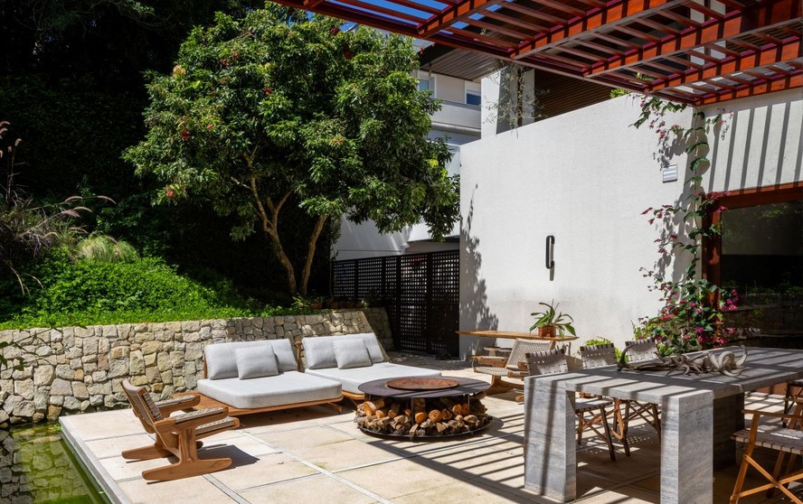 Fire pits: como incluir lareiras externas no jardim