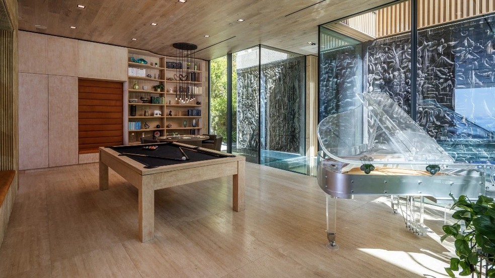 Paredes de vidro garantem que a casa seja bem iluminada — Foto: Juwan Li / AKG | Christie's International Real Estate / Reprodução
