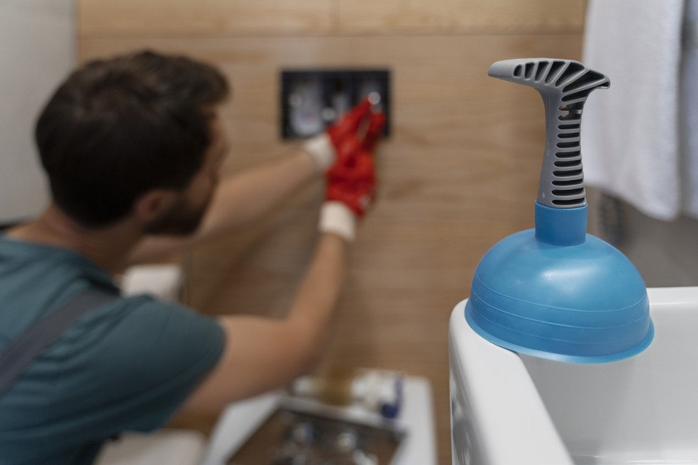 Como desentupir pia de banheiro rápido: 5 métodos eficientes e baratos
