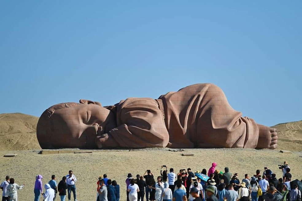 A escultura gigante Son of the Earth fica no meio do deserto de Gobi, na China — Foto: Facebook / Fantastic China / Reprodução