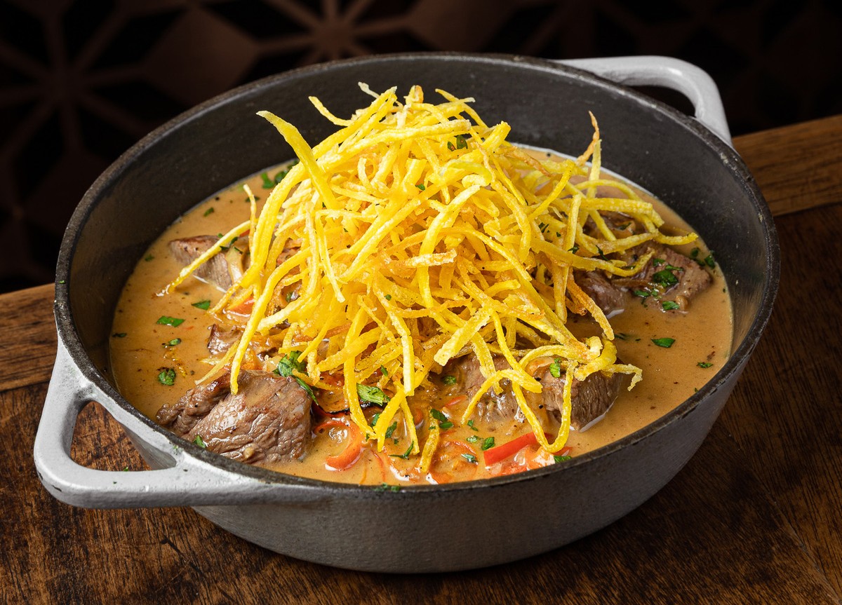 Receita de 'shoulder steak' com creme de leite, cognac e batata palha