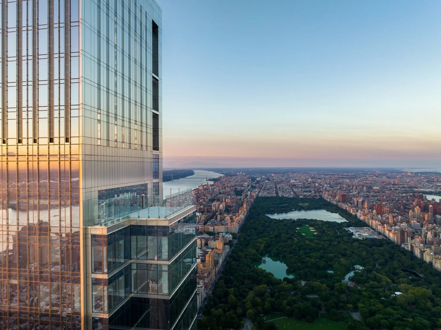 A cobertura do Central Park Tower tem três pavimentos e abrange do 129º ao 131º andar