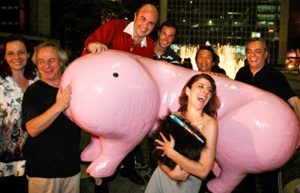 Rosi Campos, Victor Nosek, Cacá Rosset, Rui Flindas, Christiane Tricerri, Felipe Matsumoto, José Rubens Chachá e o Polochon 2 no lançamento do livro "Peludo", que narra a trajetória do Teatro do Ornitorrinco, em 2009 — Foto: Arquivo Pessoal / Victor Nosek