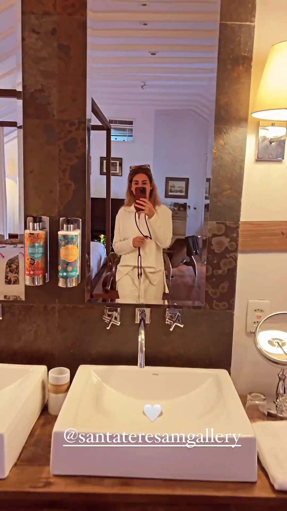Fernanda Paes Leme no banheiro do quarto de hotel — Foto: Reprodução/Instagram