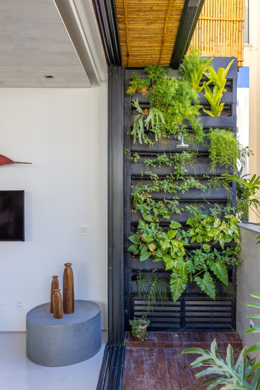 VARANDA | A integração com a varanda permite que a entrada de luz natural se estenda pelos ambientes — Foto: André Nazareth / Divulgação
