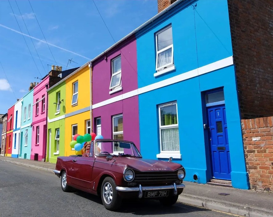Sessenta e três casas de uma rua foram pintadas com cores vibrantes no Reino Unido